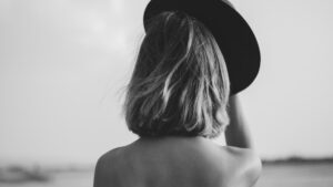 Ảnh Chụp Sau Lưng Buồn Trắng Đen, Tóc Ngắn, Biển, Anime