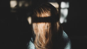 Ảnh Cô Gái Buồn Che Mặt - Thể Hiện Cảm Xúc Qua Hình Ảnh