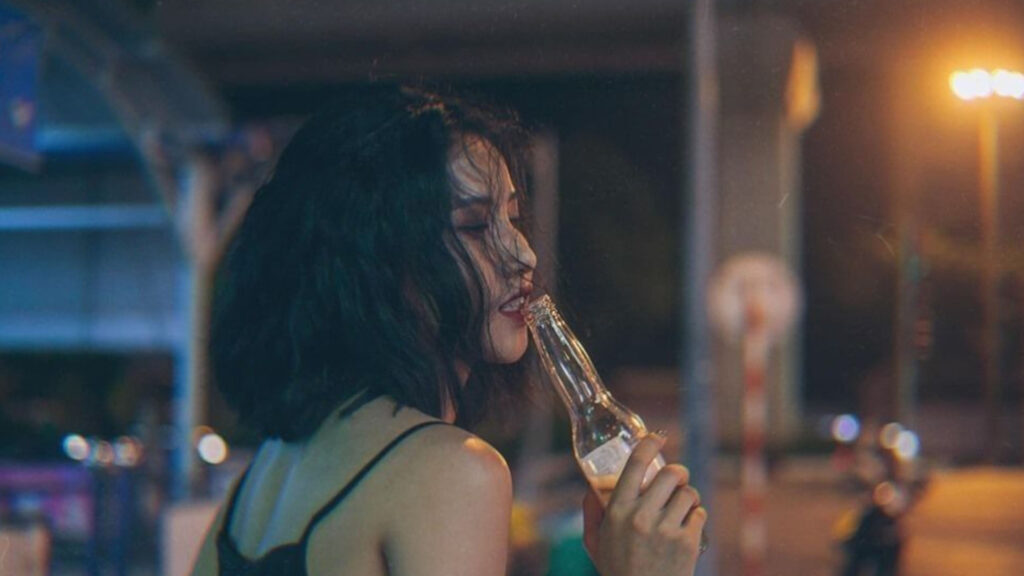 Ảnh Con Gái Buồn Uống Rượu Che Mặt, Con Gái Buồn Khóc Uống Rượu