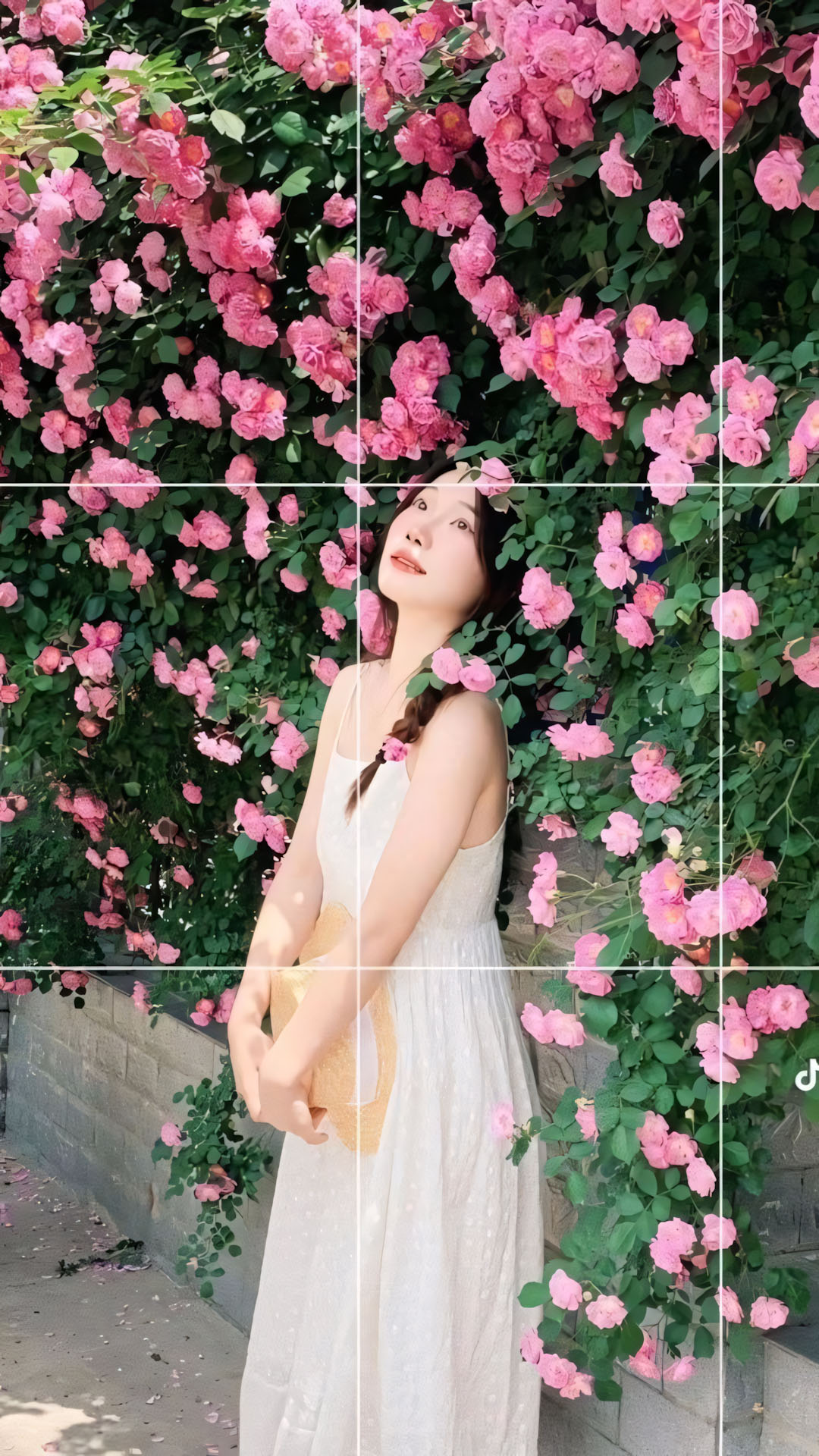 Tạo dáng chụp ảnh hoa bằng lăng buồn